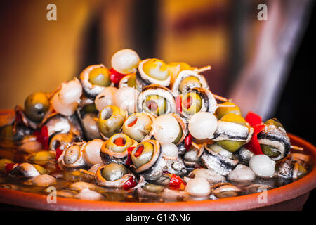 Les fûts en bois, Cocktail d'olives et de versions Banque D'Images