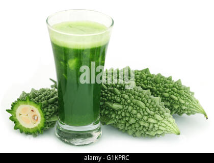 Jus d'herbes d'momodica vert dans un verre avec des légumes frais Banque D'Images