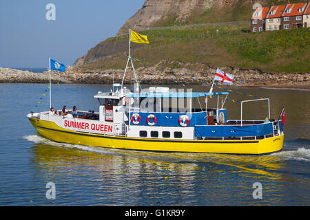 Un bateau de mettre les voiles pour la mer du nord de Whitby Harbour. Banque D'Images