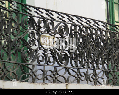 Balcon en fer forgé balustrade avec date 1857 Banque D'Images