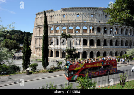 Italie, Rome, bus touristique et Colisée Banque D'Images