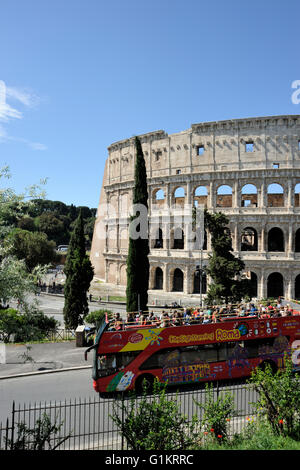 Italie, Rome, bus touristique et Colisée Banque D'Images