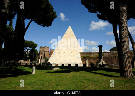 Italie, Rome, pyramide de Caius Cestius Banque D'Images