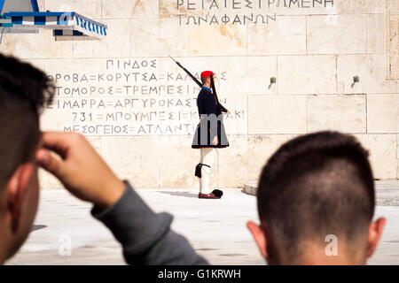 Les evzones est un lieu historique de l'infanterie légère d'élite de l'armée grecque. Athènes, le Centre d'Athènes. Grèce Banque D'Images