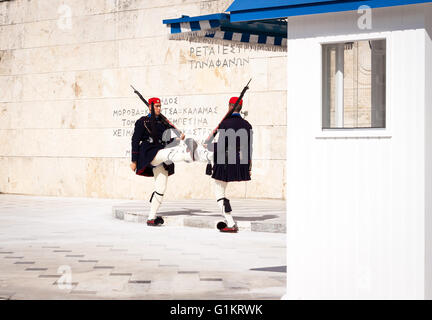 Les evzones est un lieu historique de l'infanterie légère d'élite de l'armée grecque. Athènes, le Centre d'Athènes. Grèce Banque D'Images