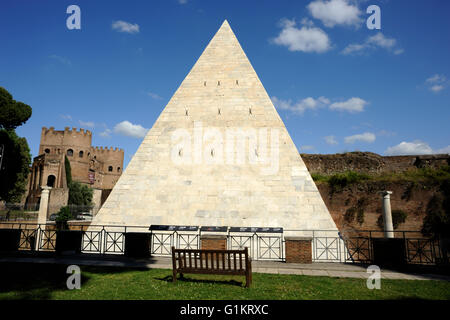Italie, Rome, pyramide de Caius Cestius Banque D'Images