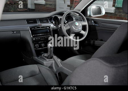 2009 Skoda Superb berline tricorps sti intérieur voiture Banque D'Images