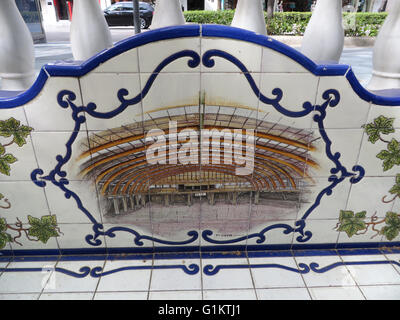 Banc de parc en céramique Parc Alameda Marbella, Andalousie Espagne Banque D'Images