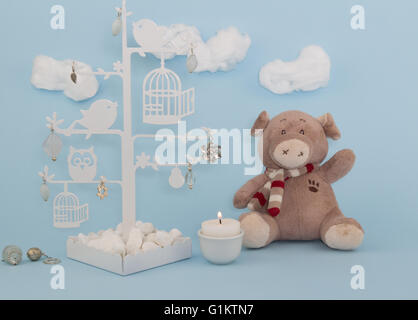 Baby Boy bleu fond invitation avec teddy et trinket tree Banque D'Images