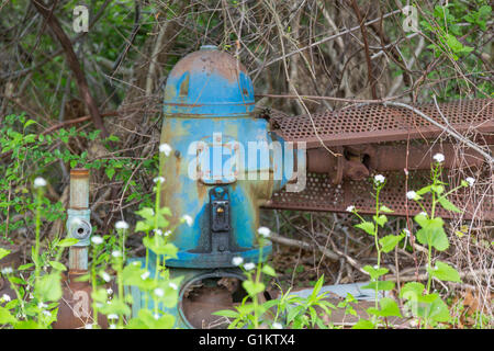 Vieux et rouillé dans plus de machines lot cultivé Banque D'Images