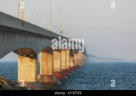 Les rouleaux en brouillard sur le pont de la Confédération qui relie l'île avec le continent au Nouveau-Brunswick. Banque D'Images