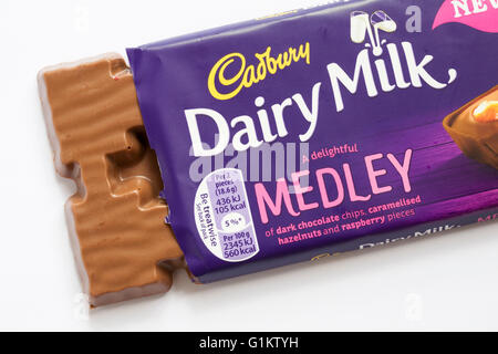 Cadbury a ouvert le lait Medley - medley de chocolat chocolat noir noisettes caramélisées et framboise pièces set sur fond blanc Banque D'Images