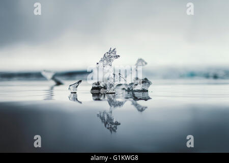 Les éclats de glace flottant sur l'eau en Islande Banque D'Images