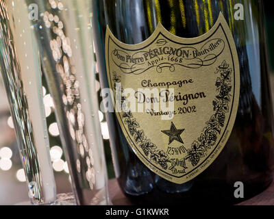 Flûtes fraîchement coulé de Dom Perignon vintage 2002 champagne de luxe avec des lumières scintillantes en arrière-plan Banque D'Images