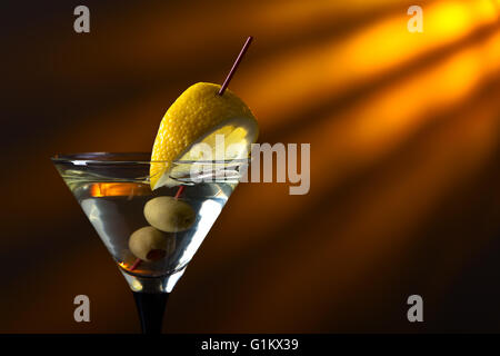 Verre de martini avec citron et olives vertes Banque D'Images