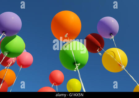 Ballons multicolores dans la ville festival Banque D'Images