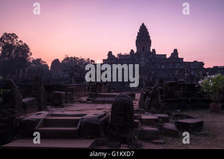 Crépuscule sur Prasat Bakong à Siem Reap, Cambodge Banque D'Images