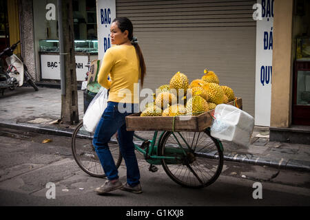 Une dame de son fruit Durian vente location dans la vieille ville d'Hanoi Banque D'Images