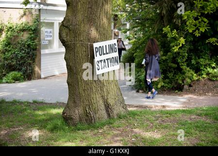 Pic montre ; bureau de scrutin dans Hampstead Garden Suburb signe sur un arbre. Les personnes âgées vote juif est sorti. Pic par Gavin Rodgers Banque D'Images