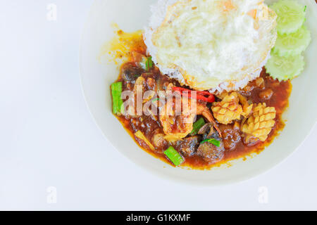 Sauté de fruits de mer au curry rouge thaï avec du riz et œuf frit frit épicé , fruits de mer , Curry crevettes frites Banque D'Images