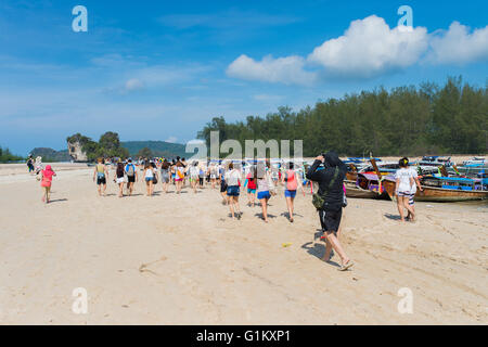 Les passagers d'un navire à Ao Nang Beach à Hong,poda, poulet,baignoire et île phiphi, Krabi. Thaïlande. Banque D'Images