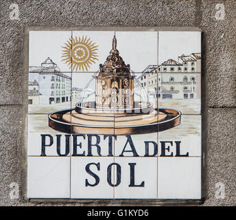 MADRID, ESPAGNE - 17 mars 2016 : la plaque de rue. Les plaques de rue à Madrid sont les carreaux de céramique peints à la main en général comp Banque D'Images