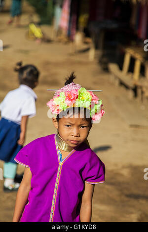 CHIANG MAI, THAÏLANDE - février 02, 2016 : Fille non identifiée de Karen long cou Village près de Chiang Mai, Thaïlande. Ce village Banque D'Images