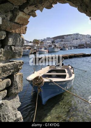 Un petit bateau de pêche dans les ruines du château à Naoussa Bay sur l'île de Paros, Grèce. Banque D'Images