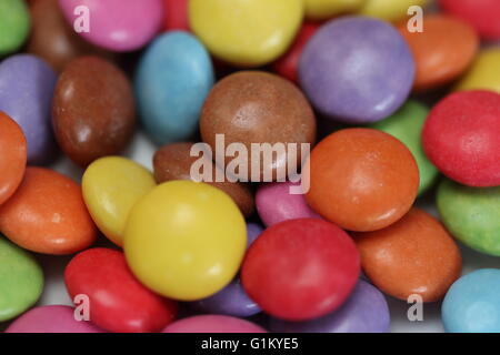 Gros plan de bonbons au chocolat enrobés de sucre, de fond et de texture Banque D'Images