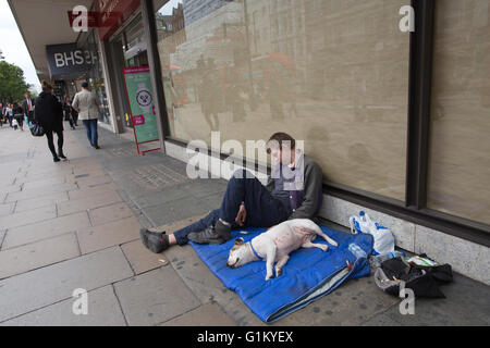 Rough sleeper aux prises avec des problèmes de toxicomanie ou l'abus de mendicité sur Oxford Street dans le West End de Londres, Angleterre, RU Banque D'Images