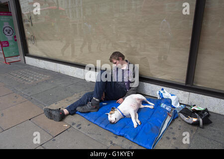 Rough sleeper aux prises avec des problèmes de toxicomanie ou l'abus de mendicité sur Oxford Street dans le West End de Londres, Angleterre, RU Banque D'Images