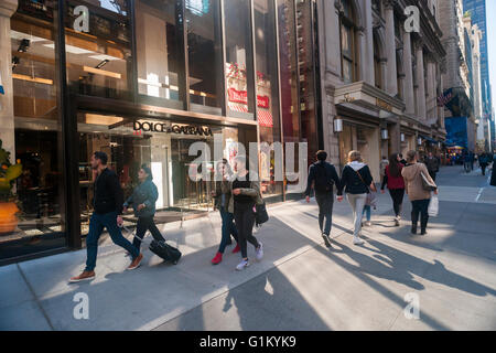 Shoppers passer le Dolce et Gabbana store sur la Cinquième Avenue à Manhattan, à New York le lundi 16 mai 2016. (© Richard B. Levine) Banque D'Images