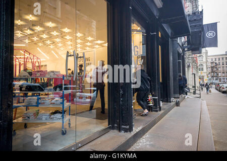 La cérémonie d'entrée clients magasin de vêtements dans le quartier branché de quartier de Soho à Manhattan, à New York, le dimanche 15 mai, 2016. (© Richard B. Levine) Banque D'Images