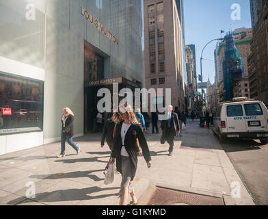 Le col Shoppers Louis Vuitton store sur la Cinquième Avenue à Manhattan, à New York le lundi 16 mai 2016. (© Richard B. Levine) Banque D'Images