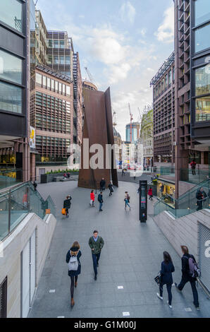 Fulcrum sculpture de Richard Serra à l'extérieur de la gare de Liverpool Street Station, London, UK Banque D'Images