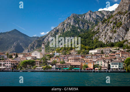 Falaises tower sur Limone sul Garda--le long des rives du lac de Garde, Lombardie, Italie Banque D'Images