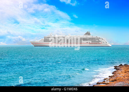 Grand bateau de croisière dans la mer à jour ensoleillé. Banque D'Images