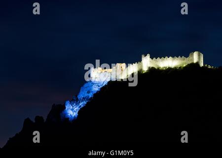 Un rendu des couleurs de l'illiuminated Chateau de Puilaurens dans le pays du pays cathare Banque D'Images