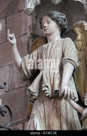 Une statue d'un ange dans la chapelle Notre-Dame de l'Assomption à Quimperlé (France). Banque D'Images