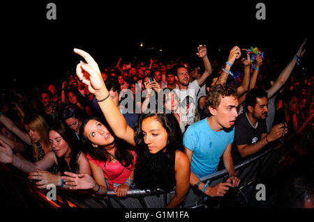 BENICASSIM, ESPAGNE - 20 juillet : foule lors d'un concert au Festival de Musique le 20 juillet 2014 à Benicassim, Espagne. Banque D'Images