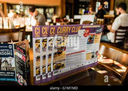 Club Curry menu sur une table dans un Wetherspoon's pub/restaurant, disponible tous les jeudis. Banque D'Images