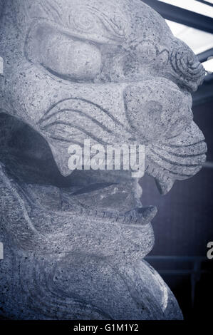 Sculpture en granit de lion chinois traditionnels face close up selective focus Banque D'Images