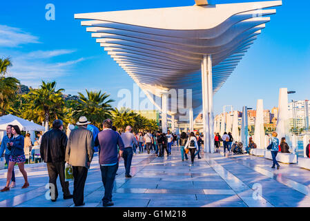 Promenade au bord de l'eau avec une pergola à Muelle Uno dans le port de Málaga, Andalousie, Espagne, Europe Banque D'Images