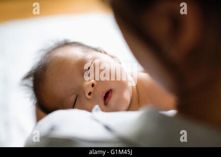 Mother holding sleeping baby Banque D'Images