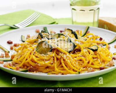 Close up de pâtes avec les courgettes et fromage Banque D'Images