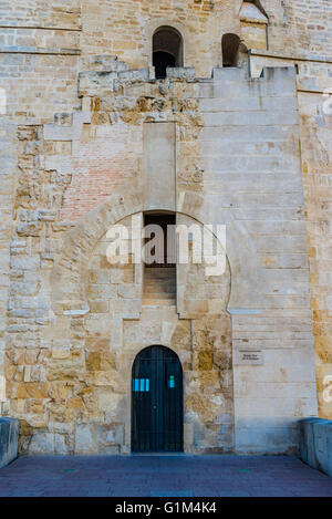 La tour de Calahorra est une forteresse d'origine islamique conçu comme entrée et la protection du pont romain à Córdoba. Banque D'Images