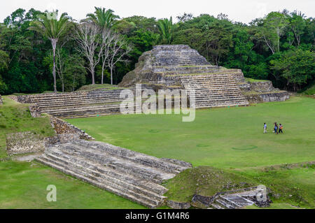 Vue sur le Temple de la tombe ou un site vert1 du haut de la Maison de la maçonnerie des autels. Site historique d'Altun Ha. Le district de Belize, Belize Banque D'Images