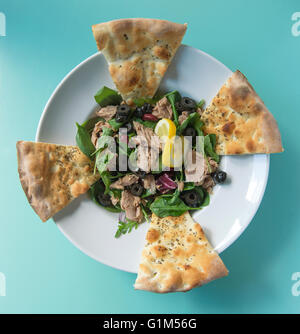 La salade de thon avec la roquette et l'ail focaccia Banque D'Images