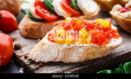 Les bruschetta et concassé de tomates, les herbes et l'huile Banque D'Images