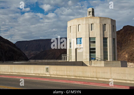 Chaussée sur le barrage Hoover et le haut de la tour de prise d'eau sur le côté de l'Arizona avec horloge indiquant l'heure de l'Arizona. Banque D'Images